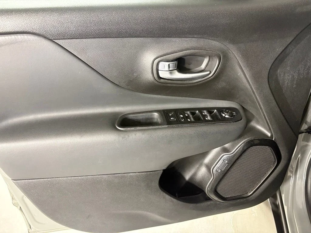 Used 2022 Gray Jeep Altitude image 13