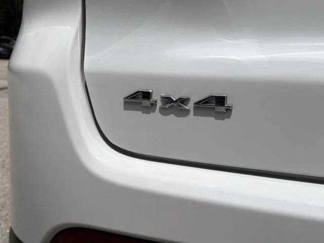 Used 2022 Bright White Clearcoat Jeep Latitude image 41