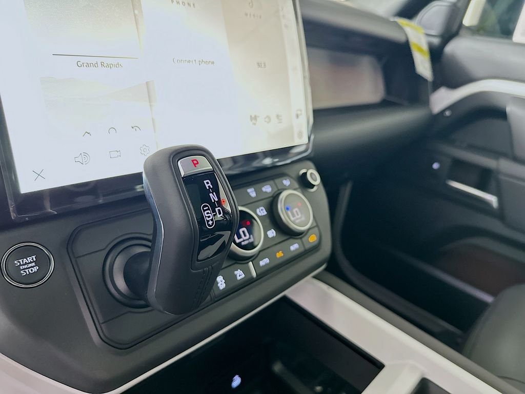 New 2026 Fuji White Land Rover X-Dynamic SE image 21