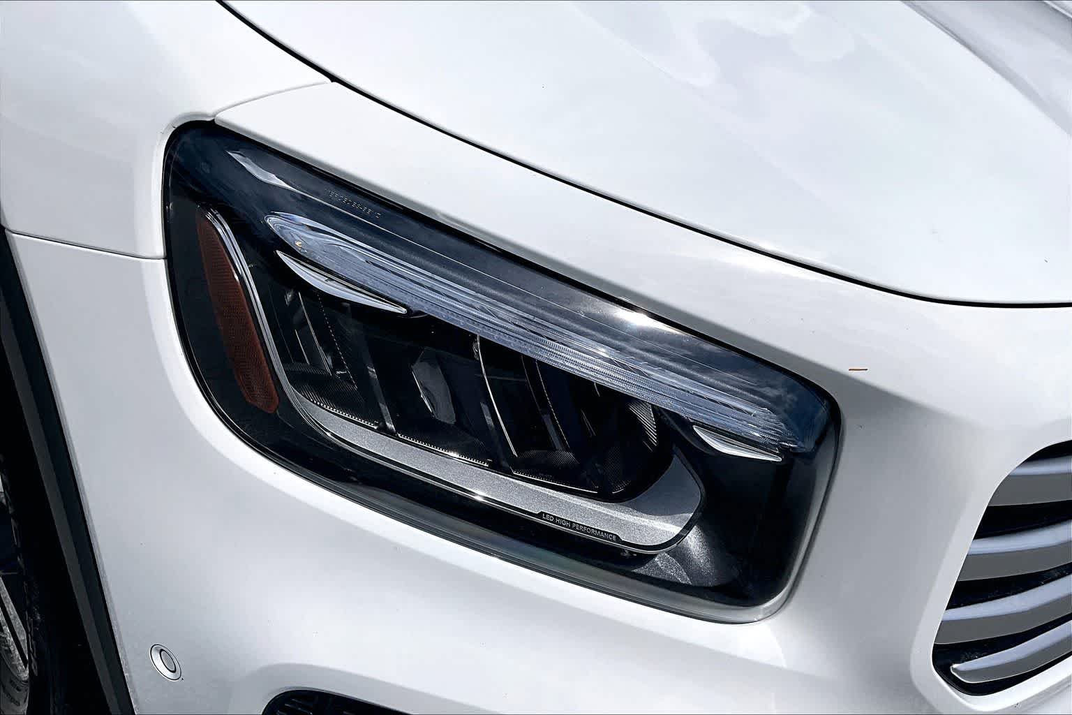 Used 2025 Polar White Mercedes-Benz GLB 250 image 28
