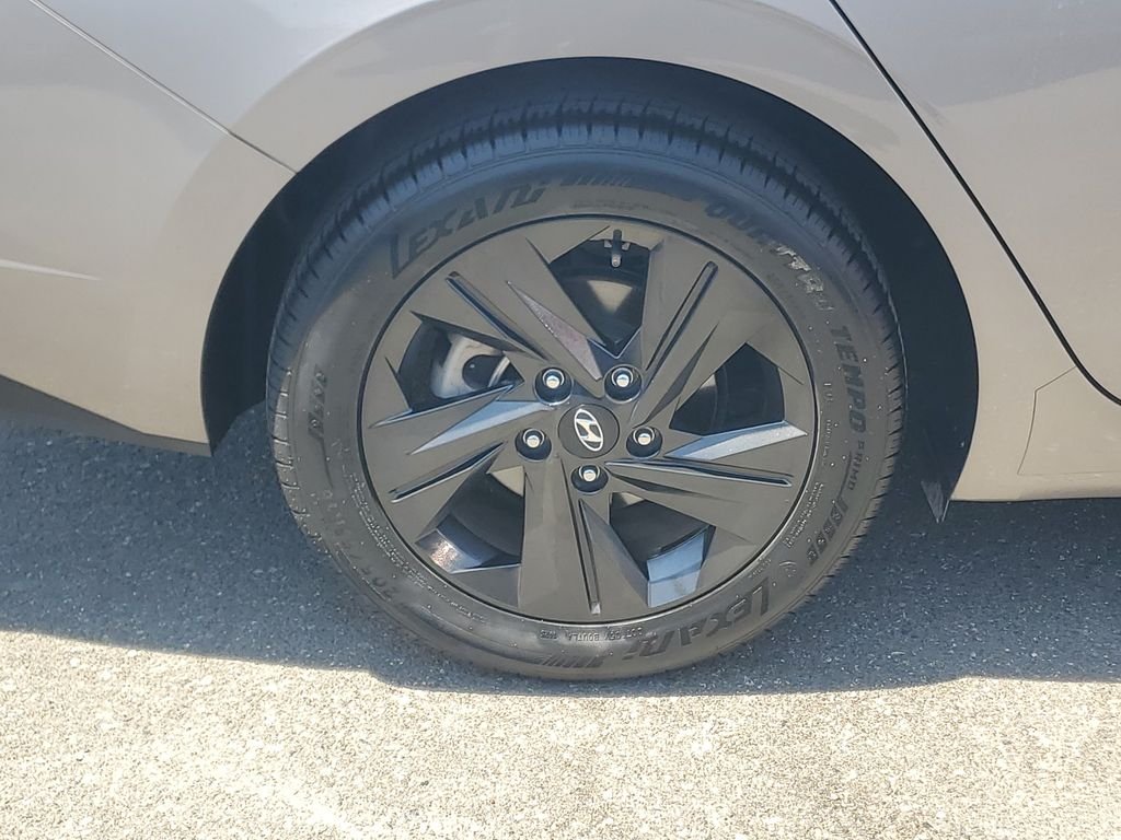Used 2021 Fluid Metal Hyundai SEL image 5