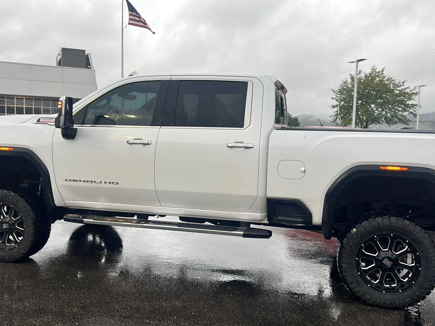 Used 2021 White Frost Tricoat GMC Denali image 12