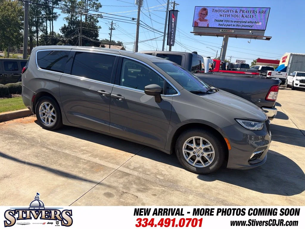 Used 2023 White Chrysler Touring L image 13