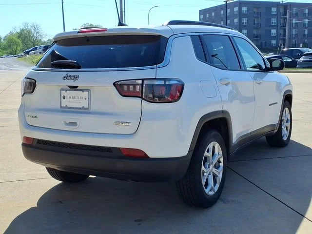 Used 2024  Jeep Latitude image 4