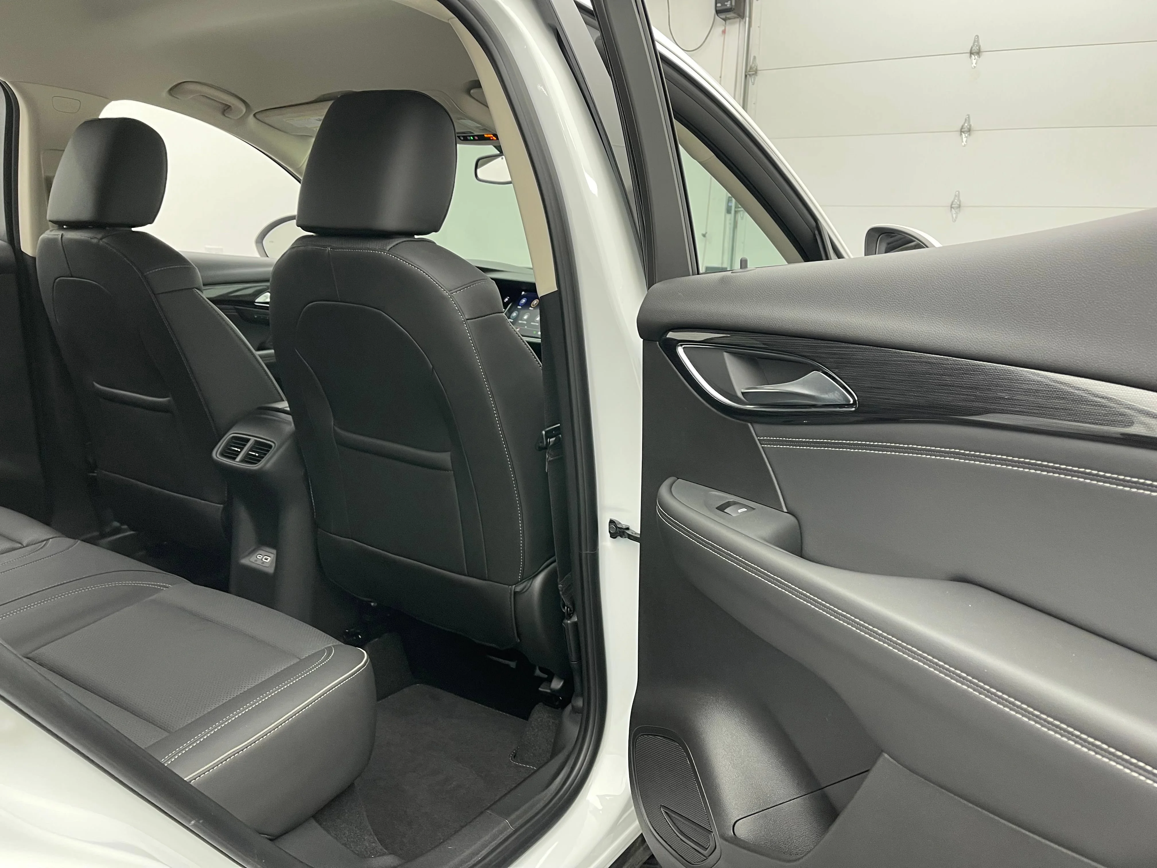 Used 2023 Summit White Buick Essence image 34