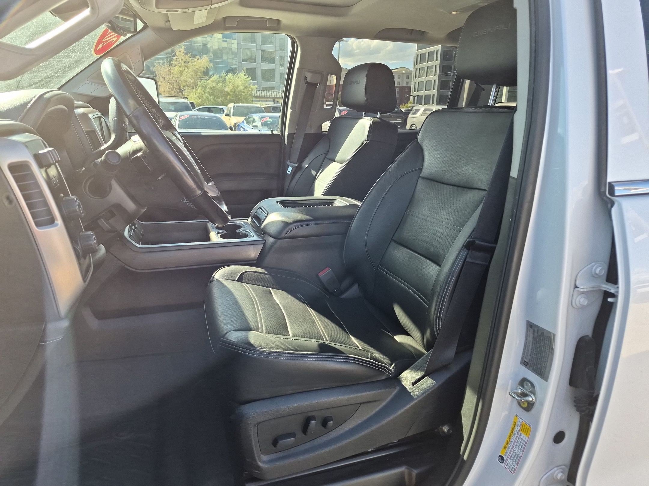 Used 2019 White Frost Tricoat GMC Denali image 23