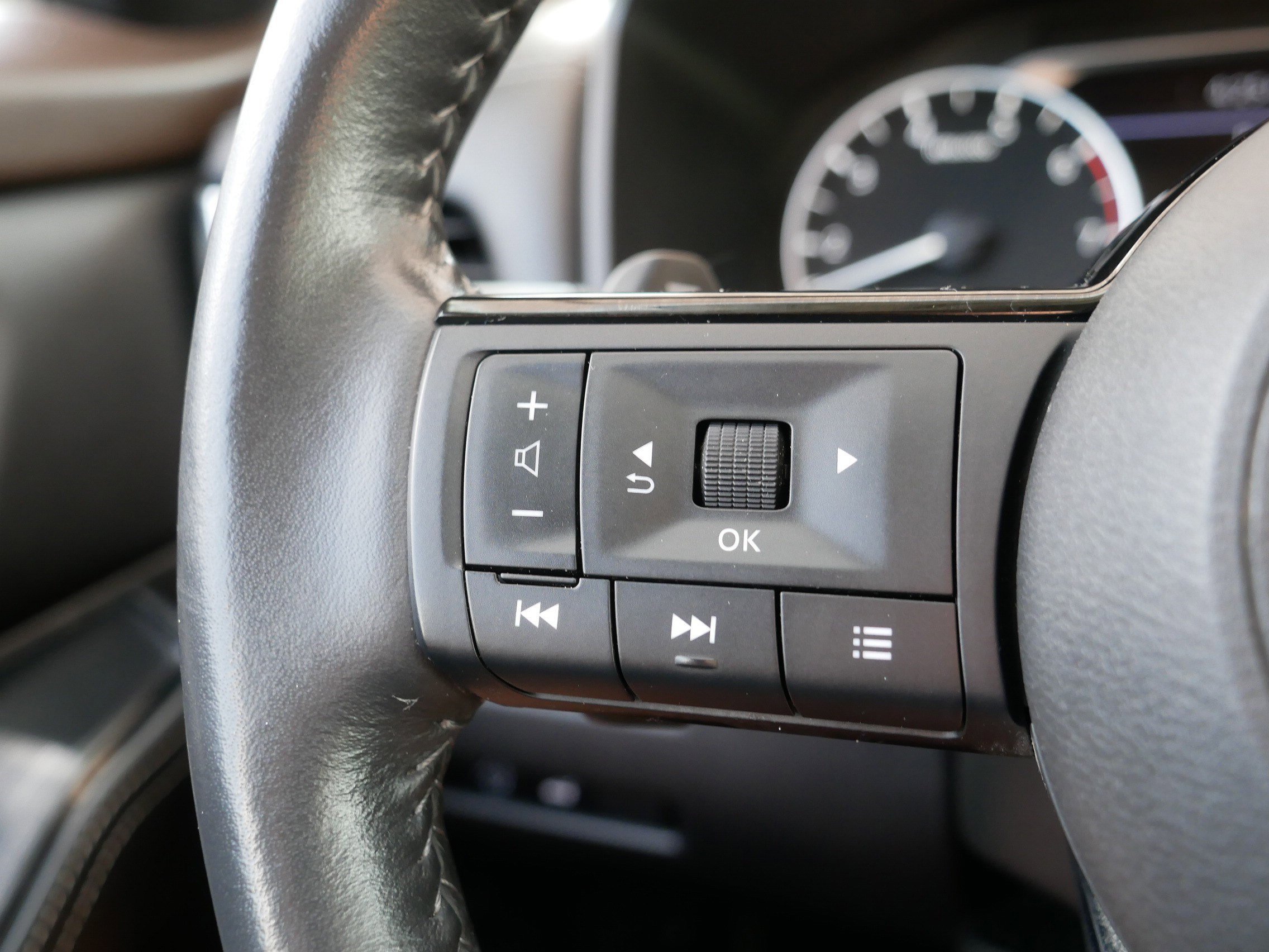 Used 2023 Brilliant Silver Metallic Nissan SV image 28