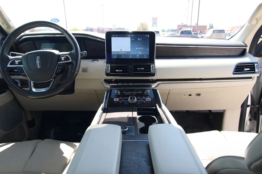 Used 2019 White Platinum Tri-Coat Metallic Lincoln Reserve image 46