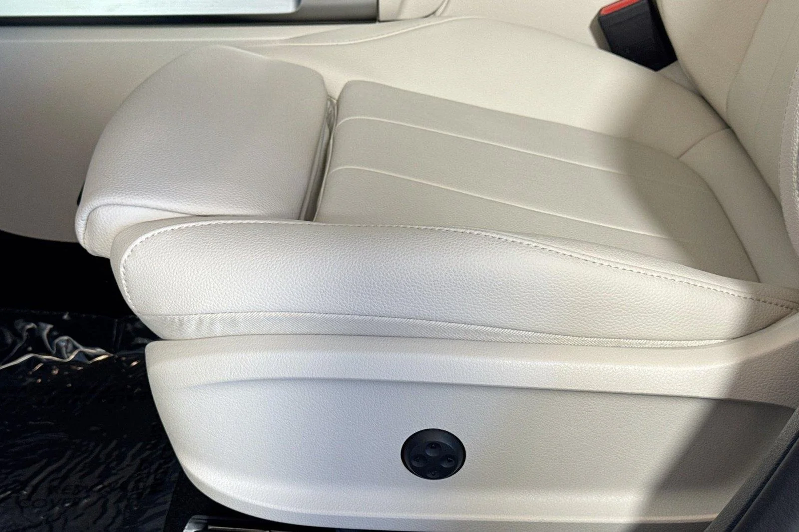 Used 2026 Polar White Mercedes-Benz GLB 250 image 18