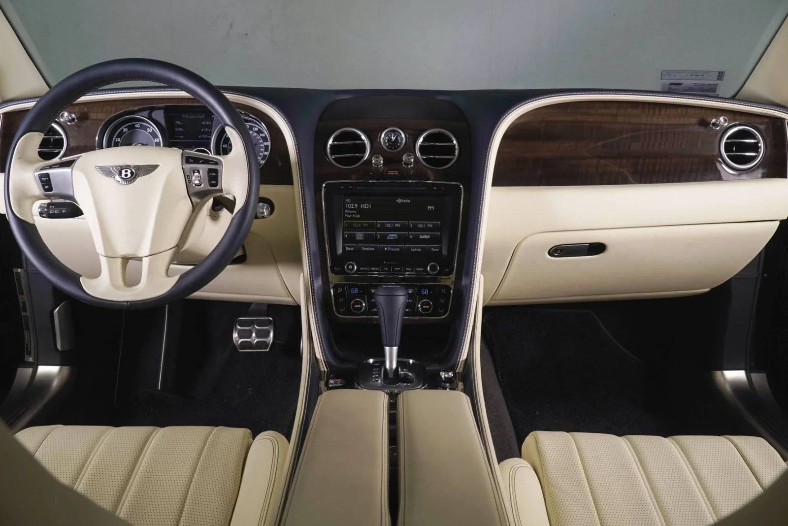 Used 2014  Bentley  image 4