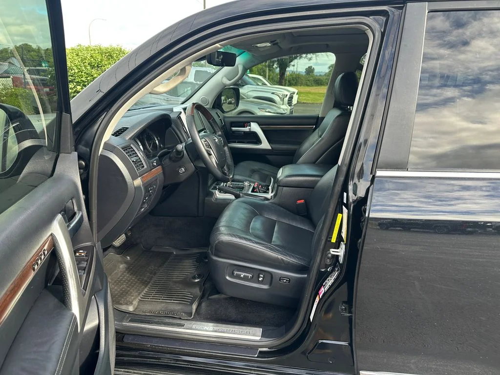 Used 2016 Black Toyota Base image 13