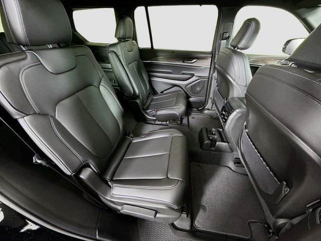 New 2025 Diamond Black Crystal Pearl-Coat Exterior Paint Jeep Limited image 28
