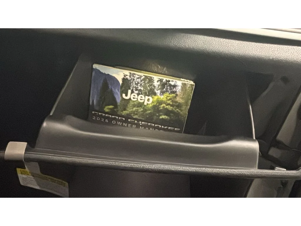 New 2026 Silver Zynith Exterior Paint Jeep Laredo Altitude image 35