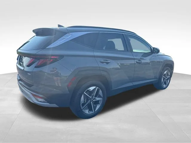 Used 2025  Hyundai SEL image 6