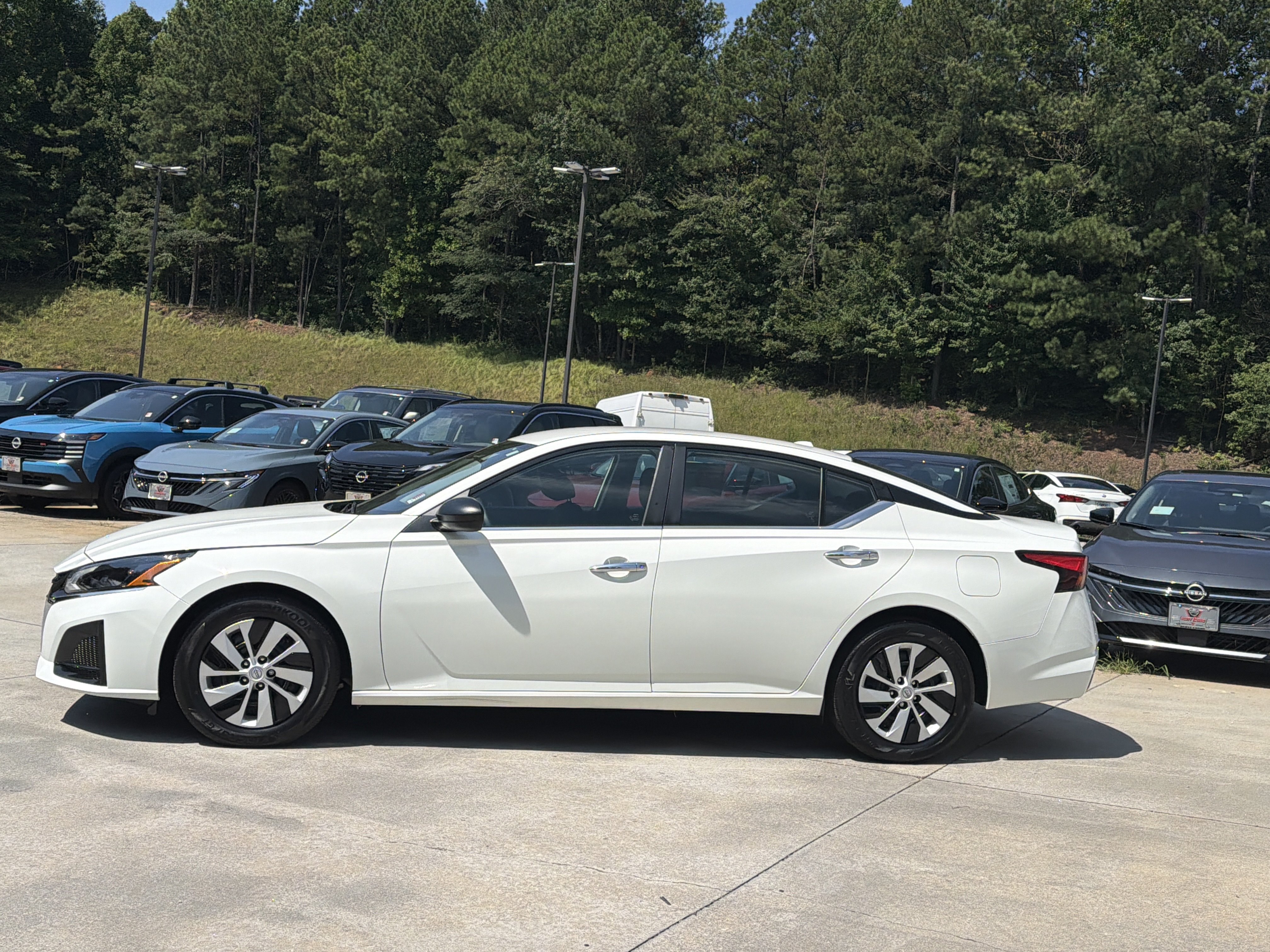 Certified Used 2025 Glacier White Nissan S image 5