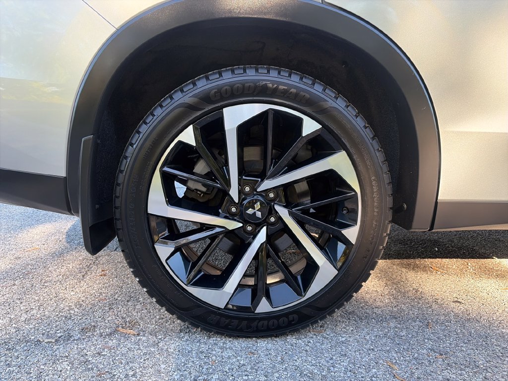 Used 2022 Silver Mitsubishi SE image 38