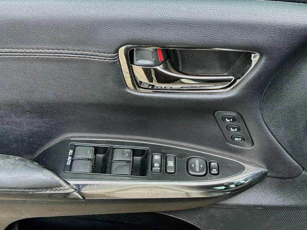 Used 2013 Gray Toyota XLE image 22