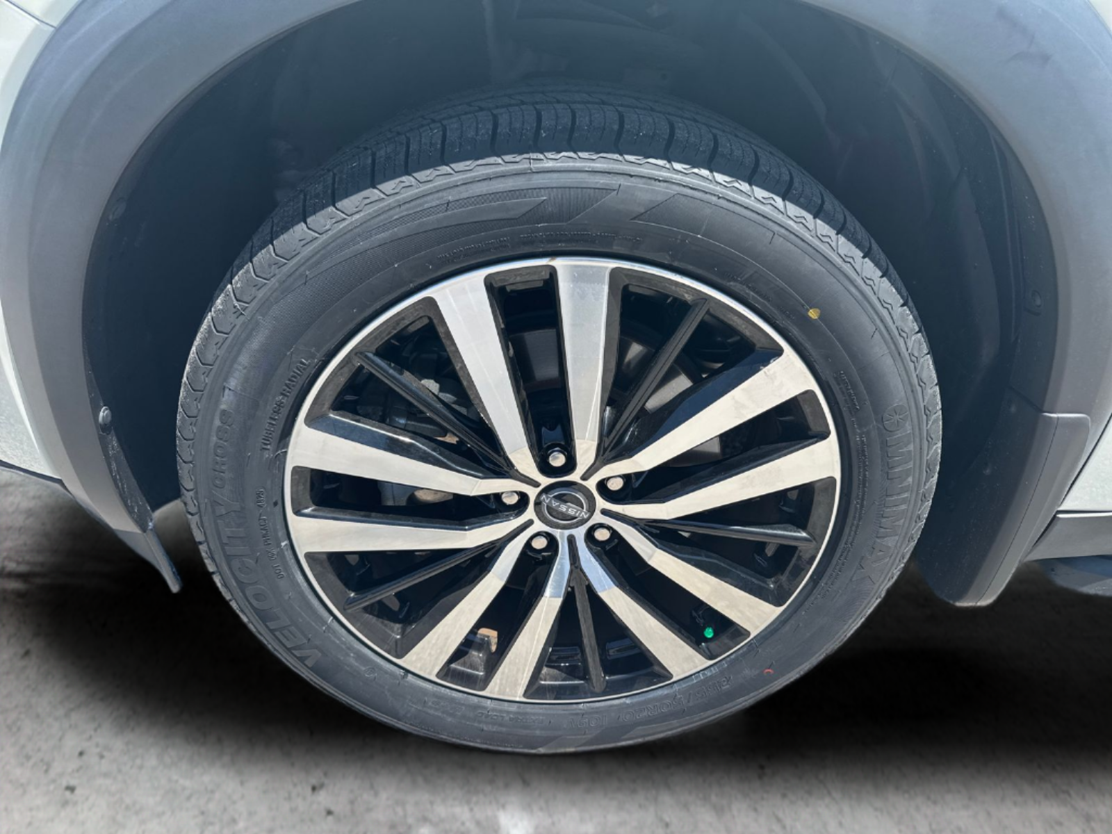 Used 2023 Pearl White Nissan Platinum image 11