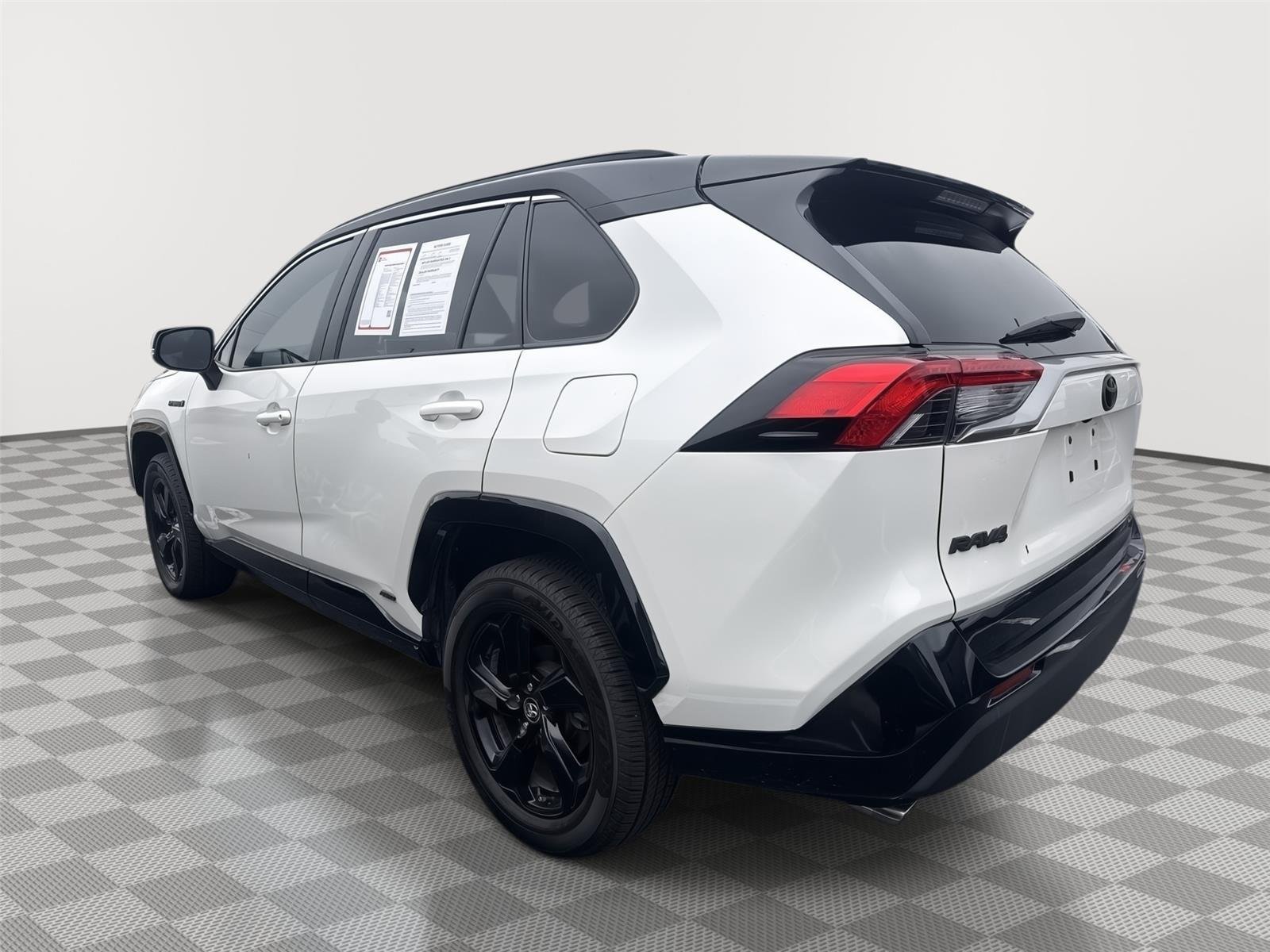 Used 2020 Blizzard Pearl w/Midnight Black Metallic Roof Toyota Hybrid XSE image 15