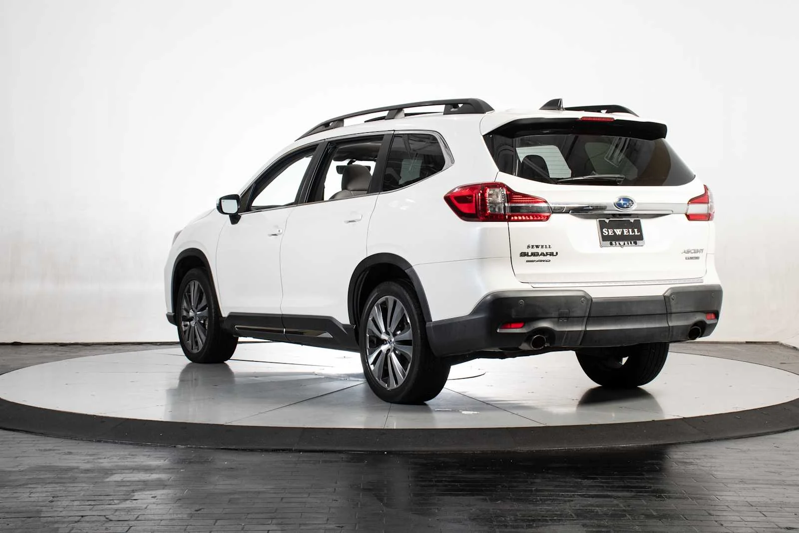 Used 2020 Crystal White Pearl Subaru Limited image 4