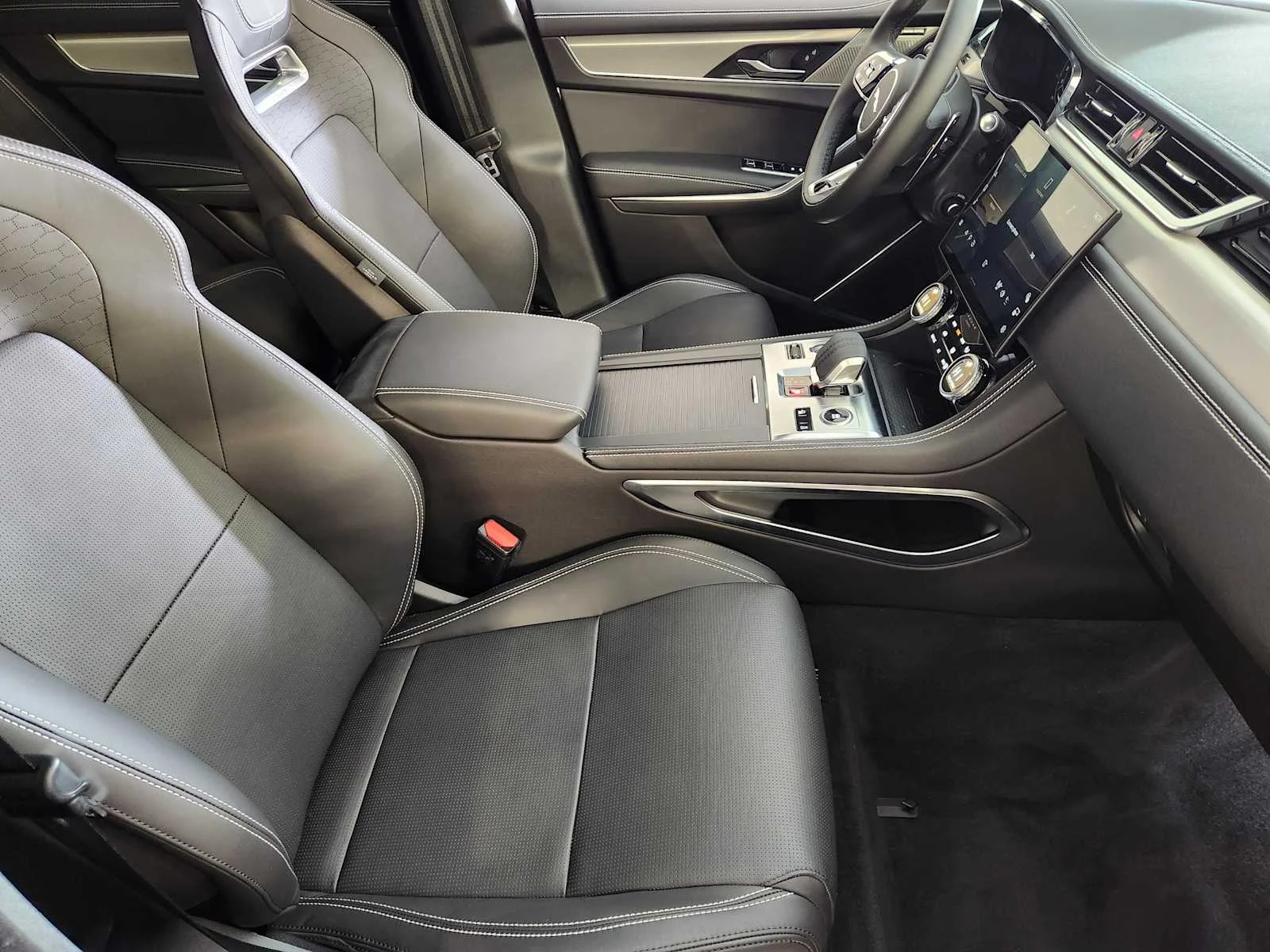 New 2026 Eiger Grey Metallic Jaguar R-Dynamic S image 5