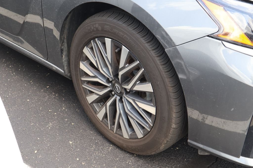 Used 2025 Gray Nissan SV FWD image 5