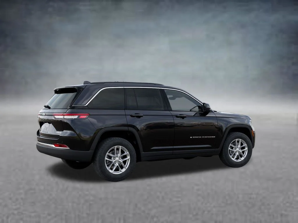 New 2026 Diamond Black Crystal Pearl-Coat Exterior Paint Jeep Laredo X image 4