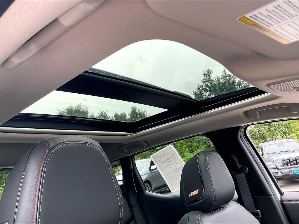 Used 2025 Aspen White Tricoat Nissan SR image 21