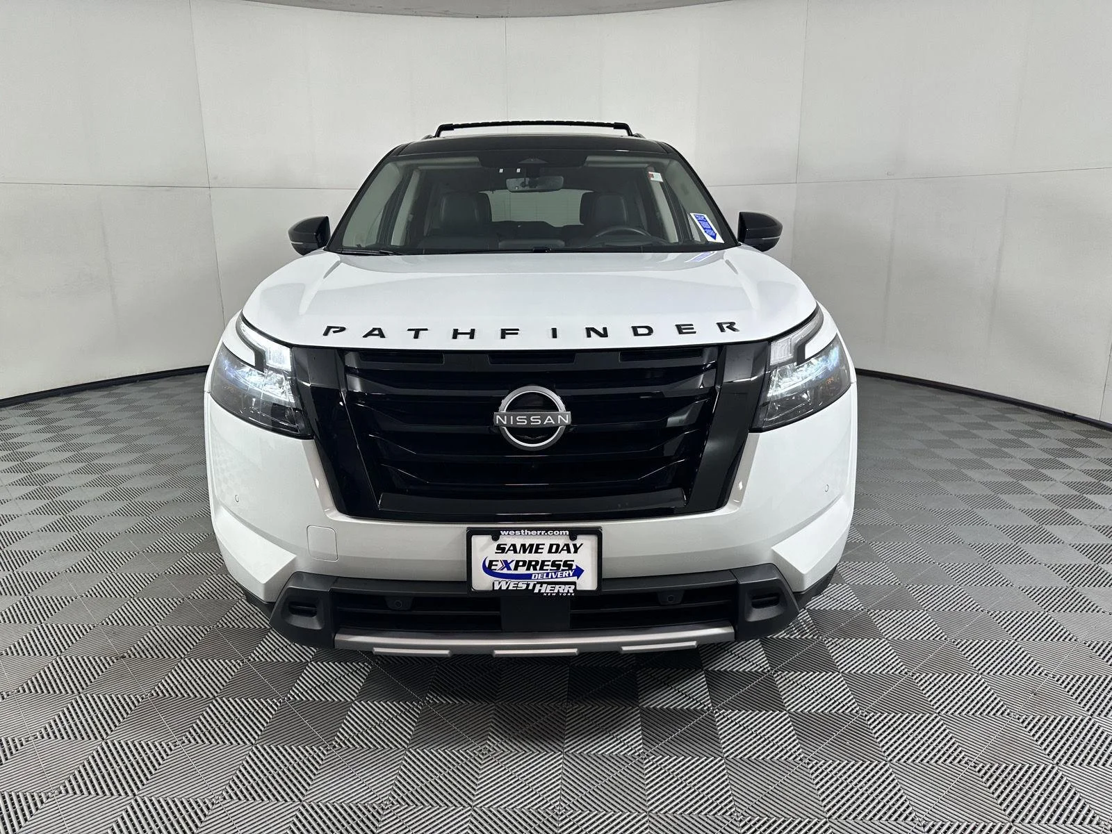 Used 2025 Everest White Pearl Tricoat/Super Black Nissan Platinum image 13