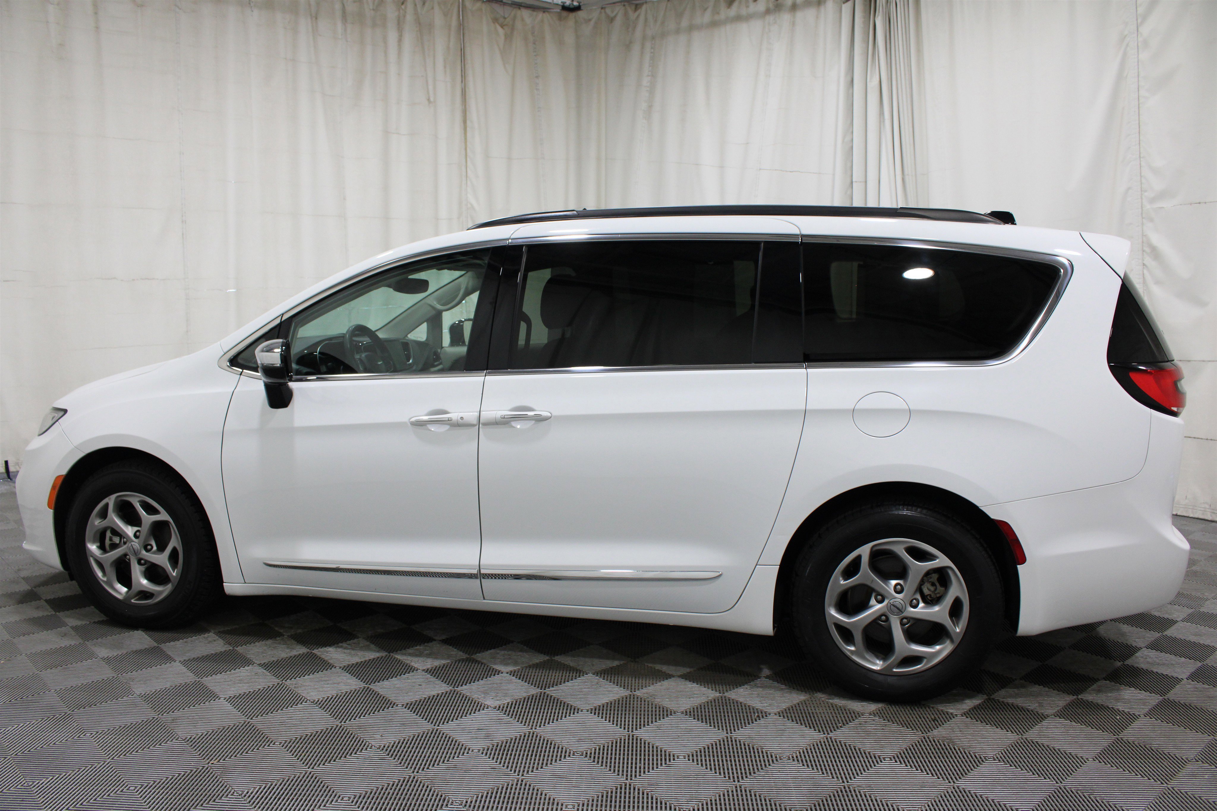 Used 2023 Bright White Clearcoat Chrysler Limited image 35