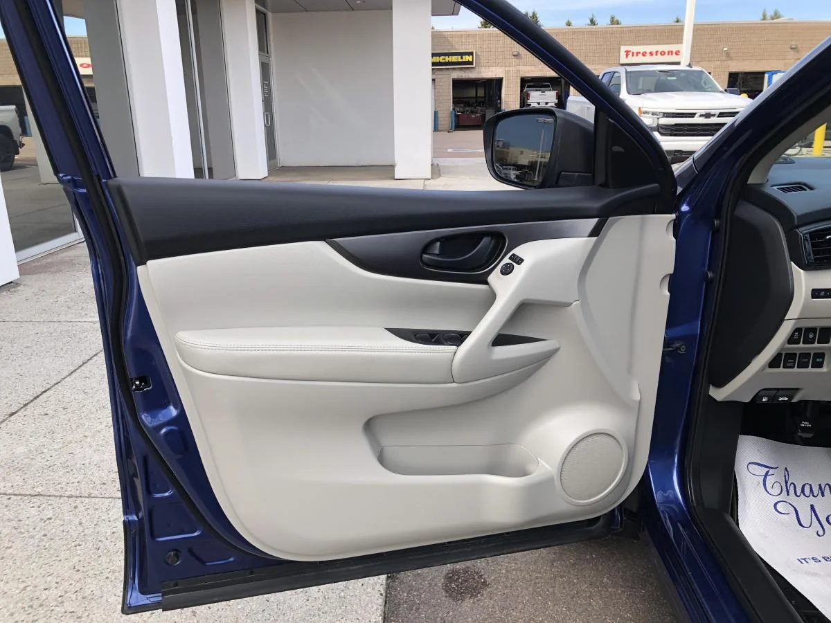 Used 2023 Blue Nissan AWD S CVT image 10