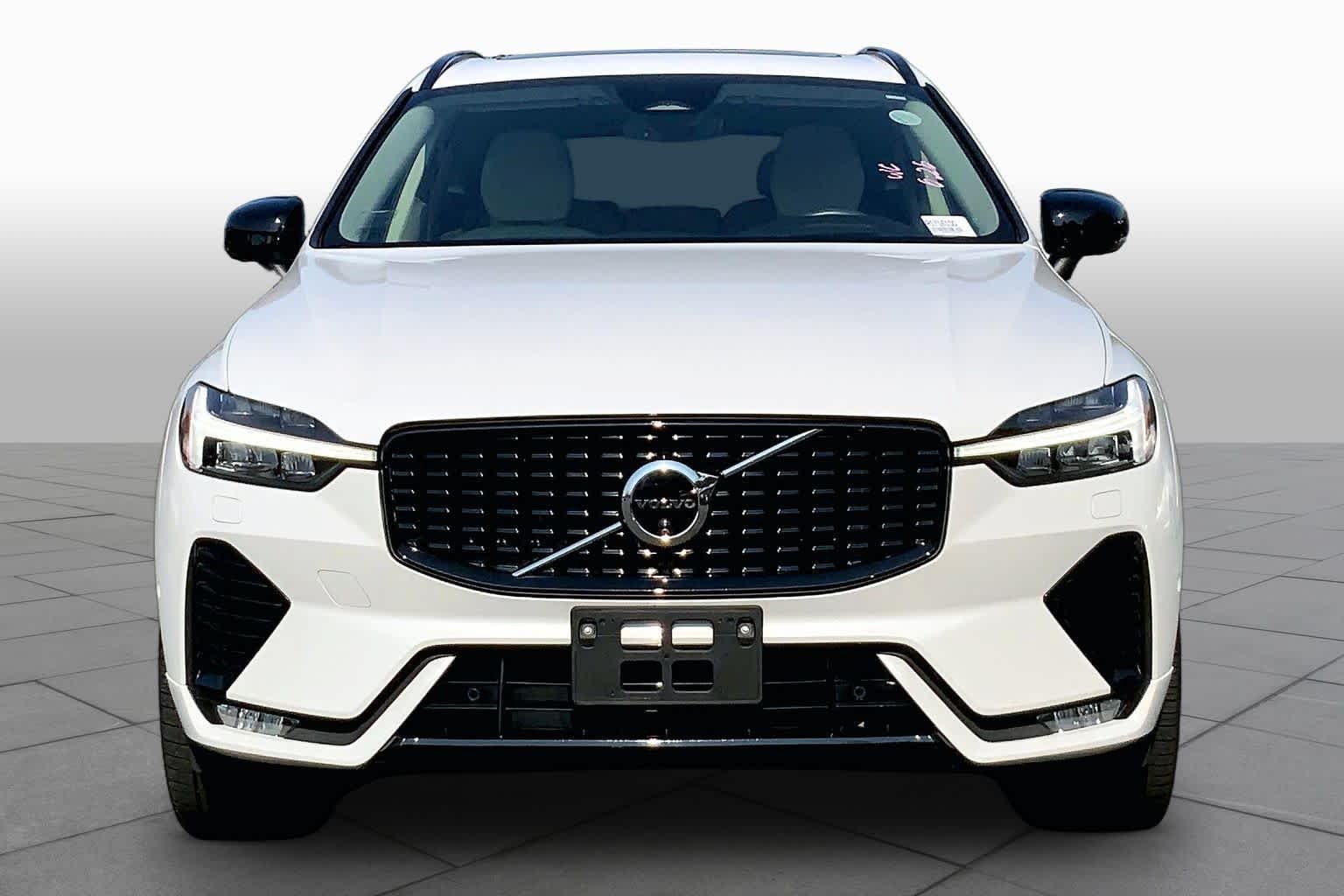 Used 2024 Crystal White Metallic Volvo Ultimate Dark Theme image 4