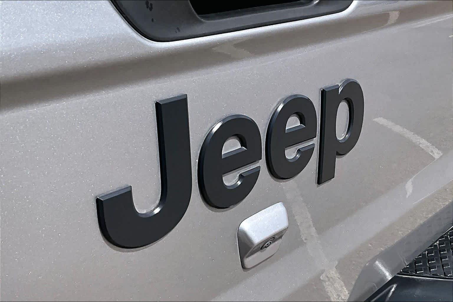 Used 2020 Billet Silver Metallic Clearcoat Jeep Sport S image 29