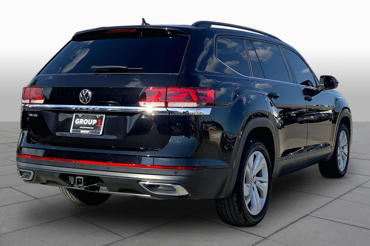 Used 2022 Deep Black Pearl Volkswagen 3.6L V6 SE w/Technology image 13