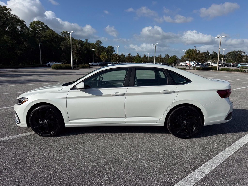 New 2026 Opal White Pearl Volkswagen 1.5T SE image 3