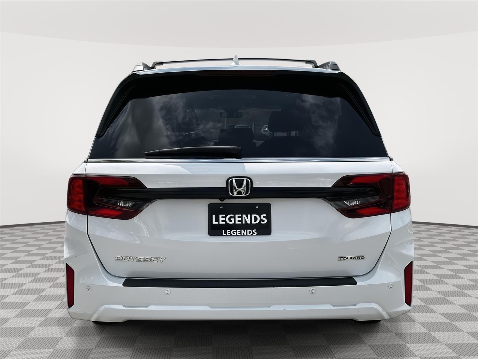 Used 2025 Platinum White Pearl Honda Touring image 4