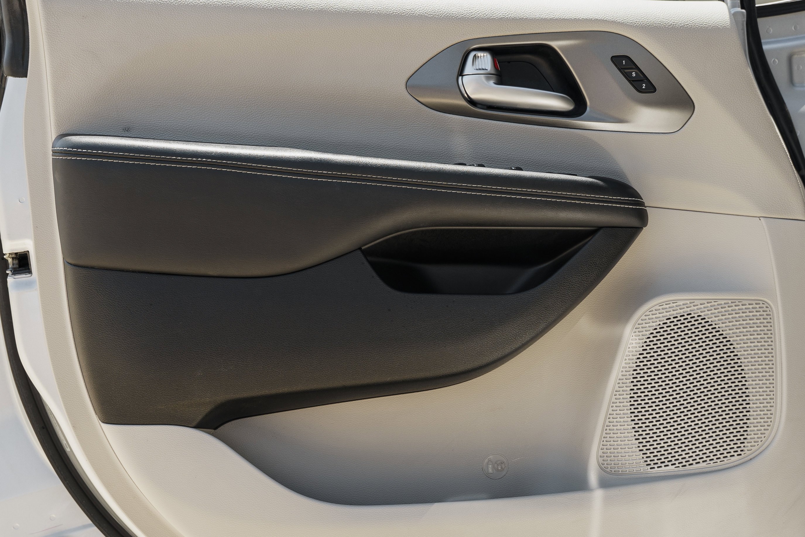Used 2023 Silver Mist Clearcoat Chrysler Touring L image 21