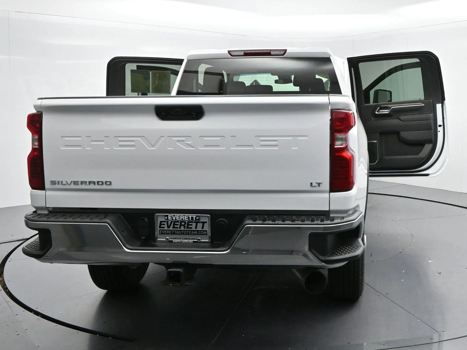 Used 2025 Summit White Chevrolet LT image 42