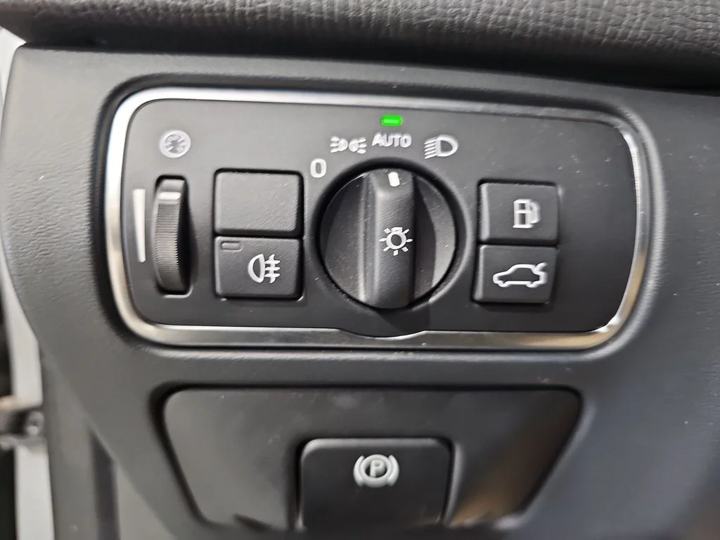 Used 2015 Silver Volvo T6 image 28