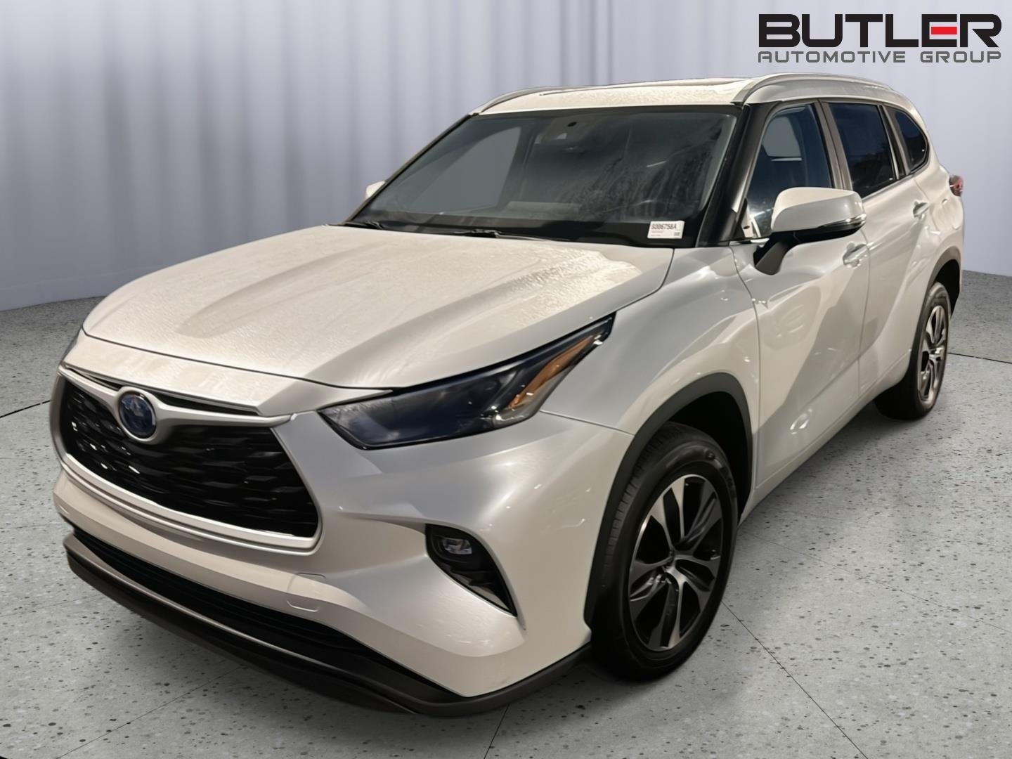 Used 2023 Wind Chill Pearl Toyota XLE image 1
