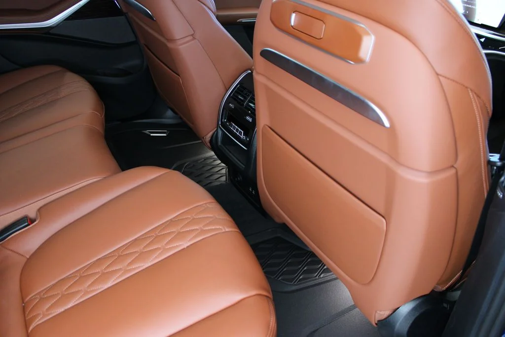 Used 2025 Blue Metallic BMW M60i image 46