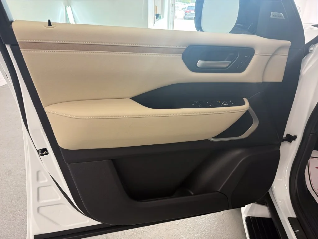 New 2026 Everest White TriCoat / Super Black Two-tone Nissan Platinum Reserve image 13