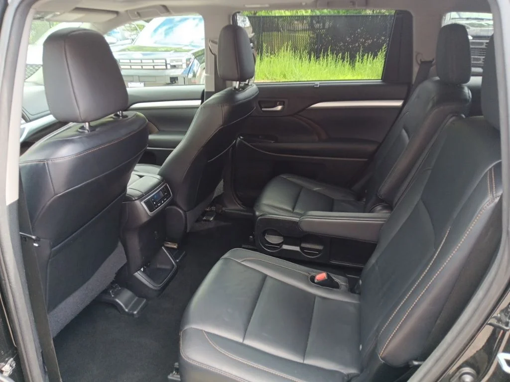 Used 2015 Attitude Black Metallic Toyota XLE V6 image 30