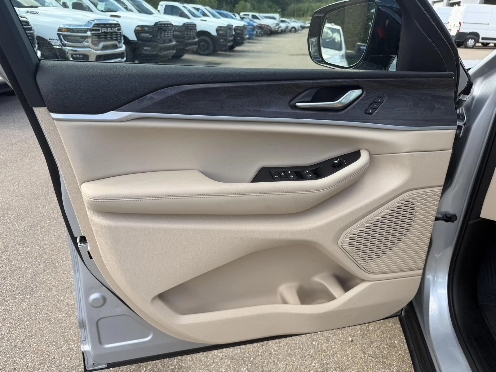 Used 2025 Silver Zynith Jeep Limited image 16