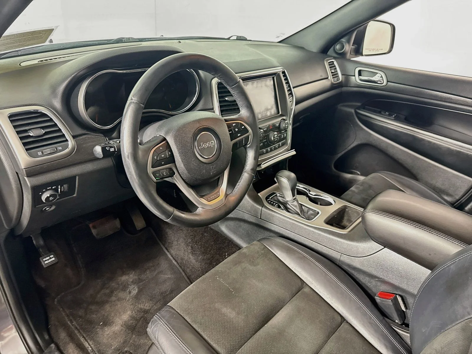 Used 2018 Gray Jeep Altitude image 9