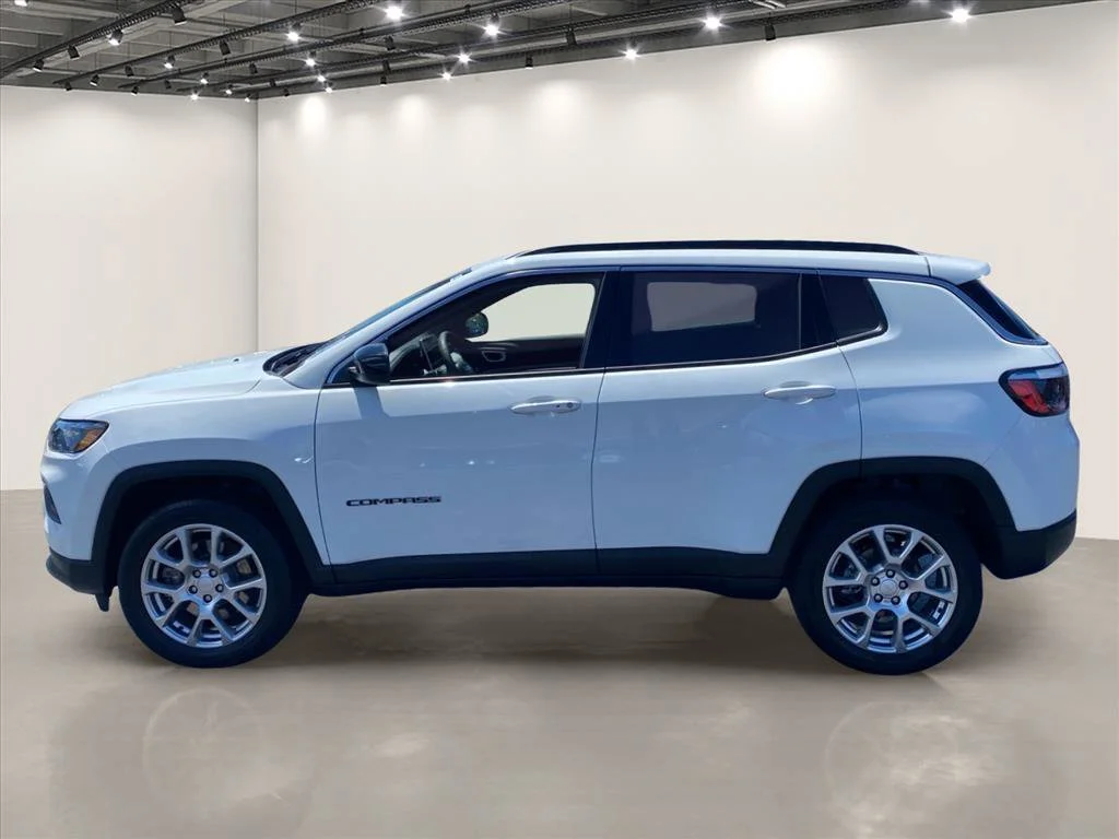 Used 2023 Bright White Clearcoat Jeep Latitude Lux image 4