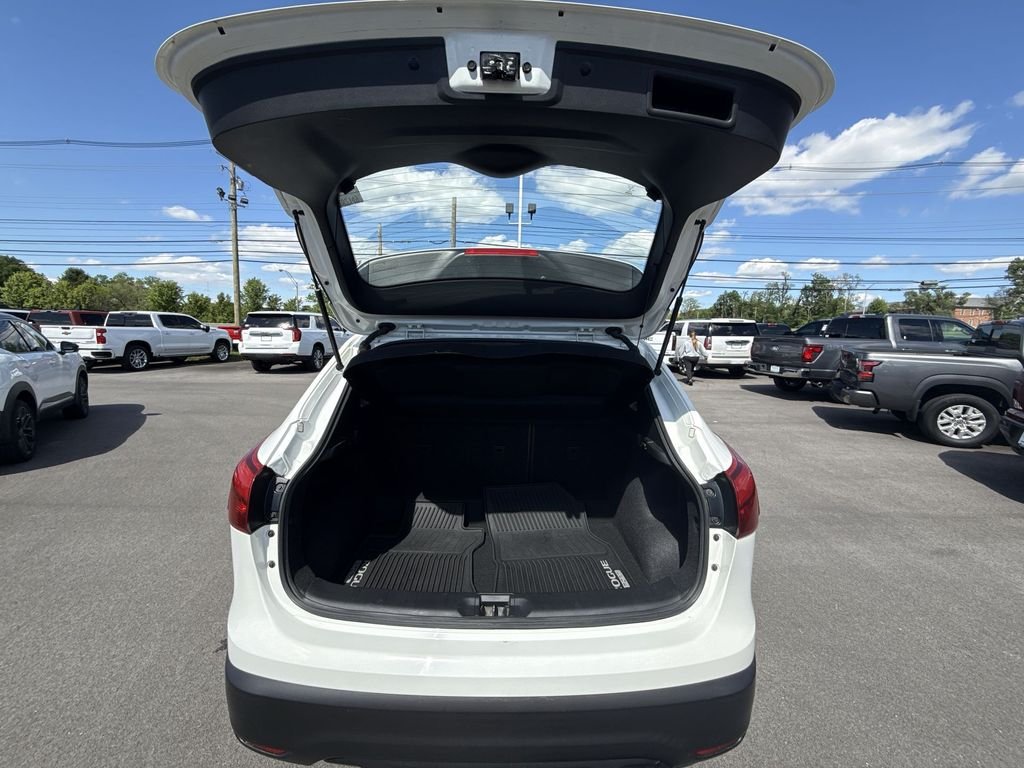 Used 2018 White Nissan S image 22