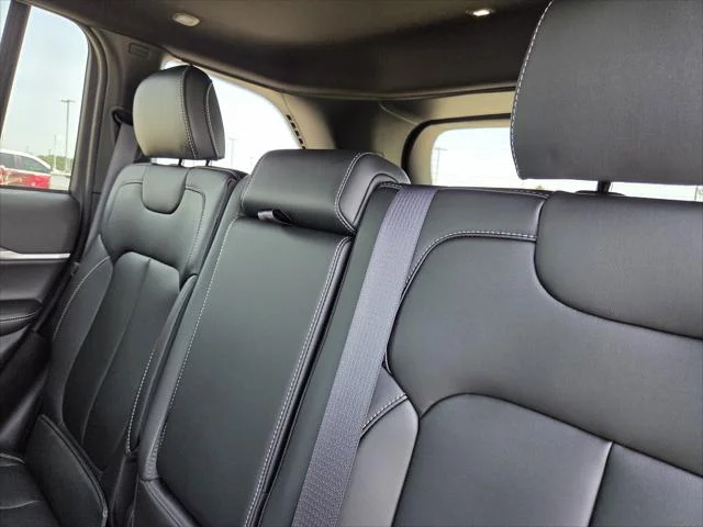 New 2026 Diamond Black Crystal Pearl-Coat Exterior Paint Jeep Limited image 23