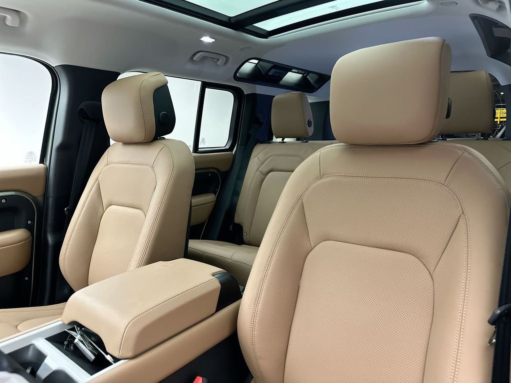 Used 2025 Pangea Green Metallic Land Rover S image 9