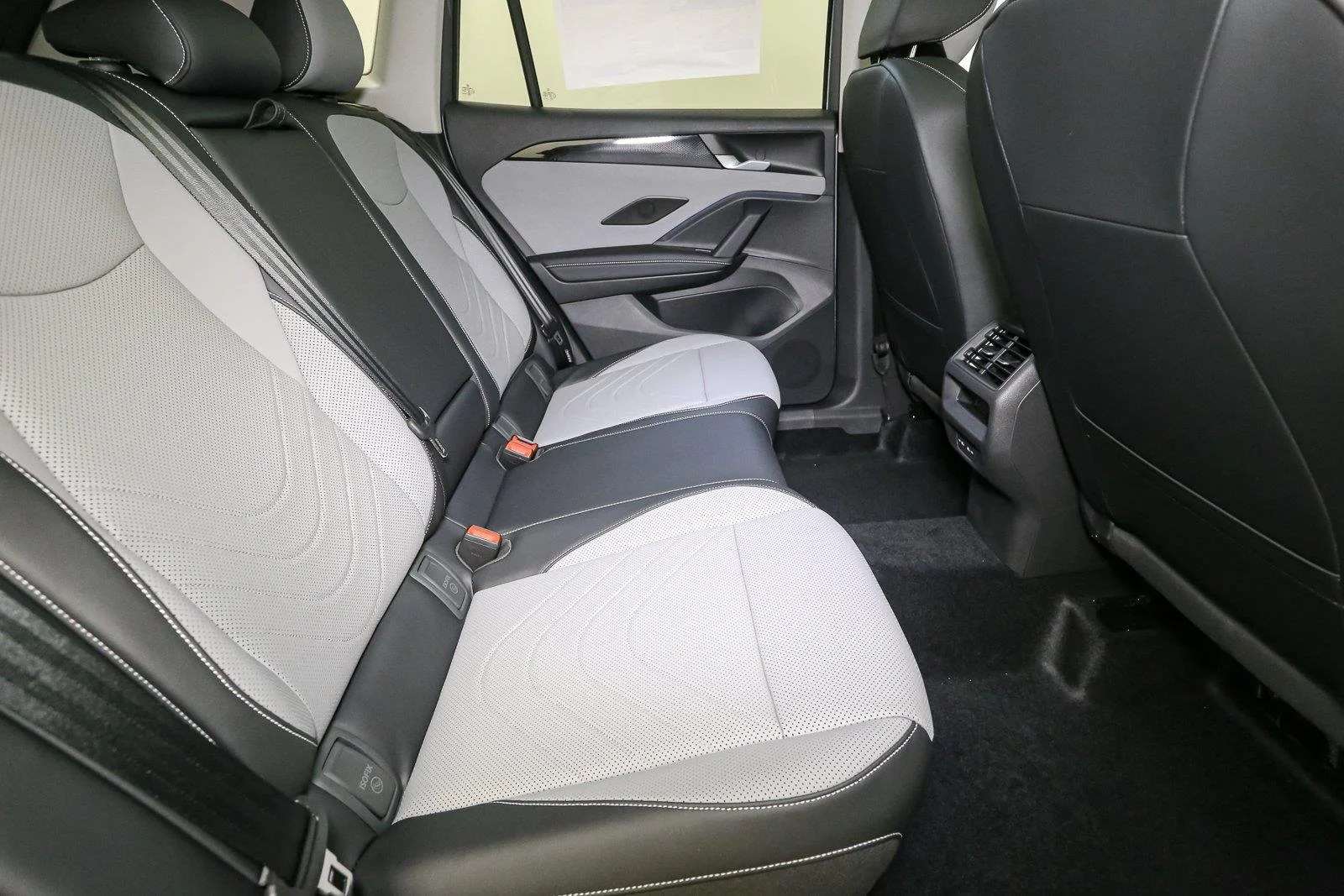 New 2026 Platinum Gray Metallic Volkswagen SE image 17